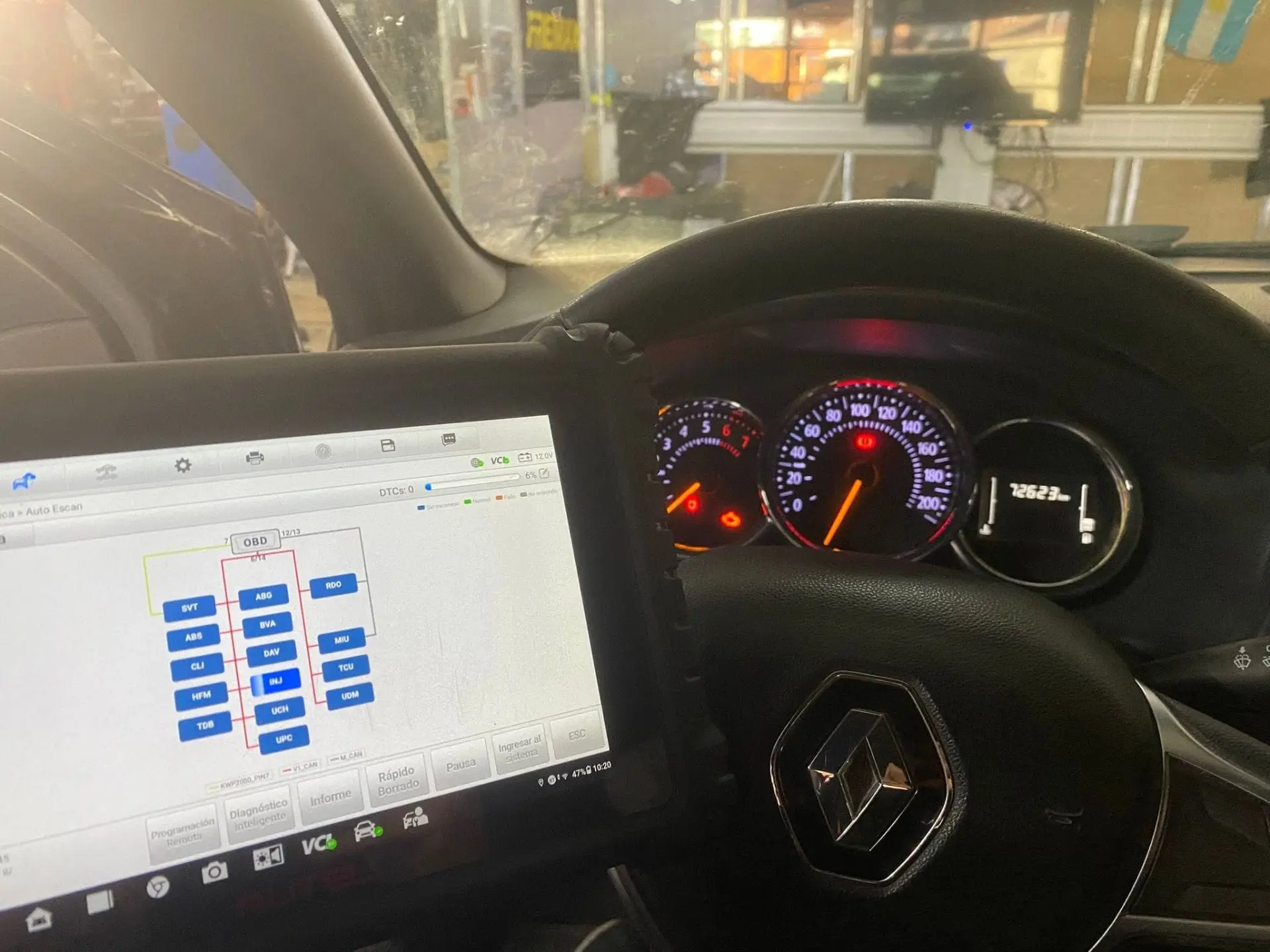 Escaneo computarizado del sistema electrónico de un vehículo